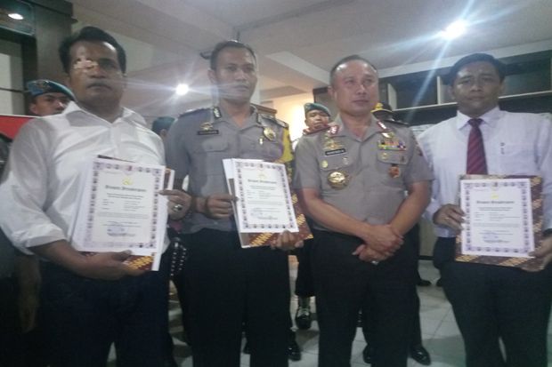 Selamatkan Bayi, Tiga...