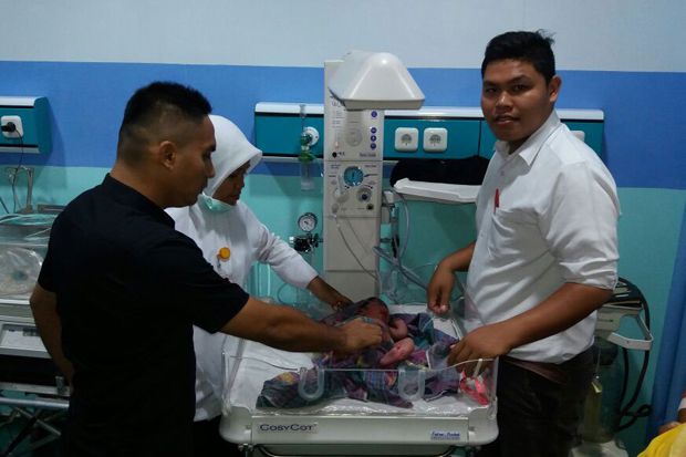 Bayi Perempuan Ini Tergeletak...