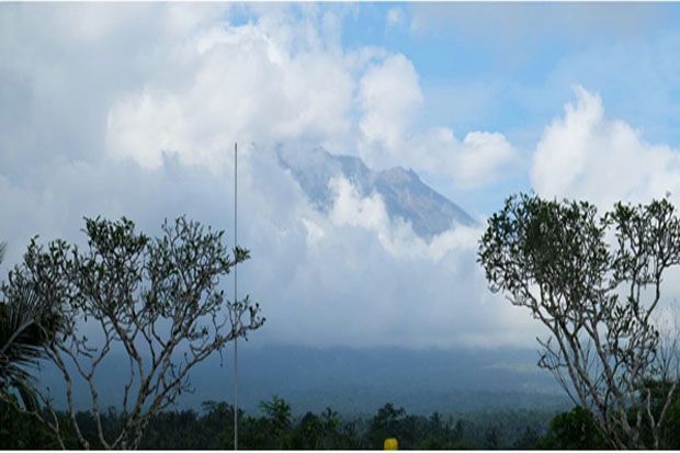 Gunung Agung Keluarkan...