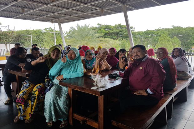 Ratusan Ibu-ibu PKK...