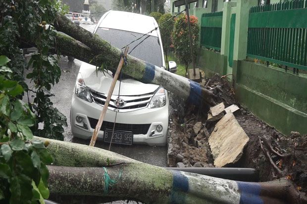 1 Mobil Rusak Tertimpa...