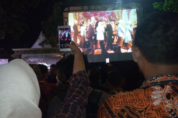 Tak Bisa Masuk, Warga...