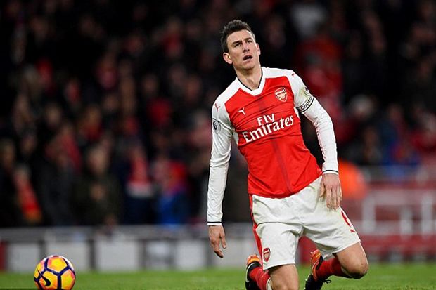 Bek Arsenal Ingin Pensiun...