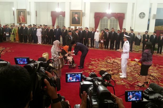 Jokowi Beri Gelar Pahlawan...