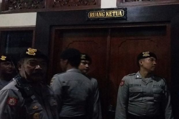 Kantor DPRD Bali Digeledah...