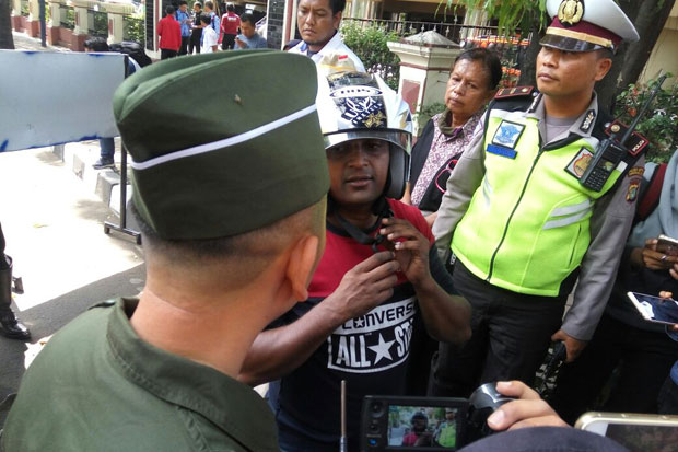 Tak Pakai Helm, Warga...