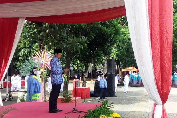 Pimpin Upacara Hari...