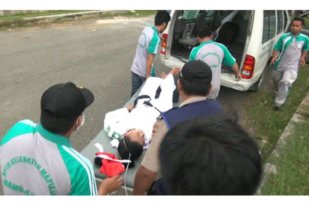 Pembawa Bendera Pingsan,...