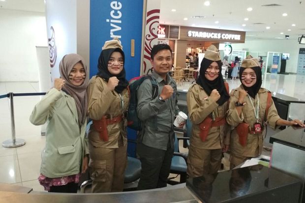 Hari Pahlawan, Petugas...