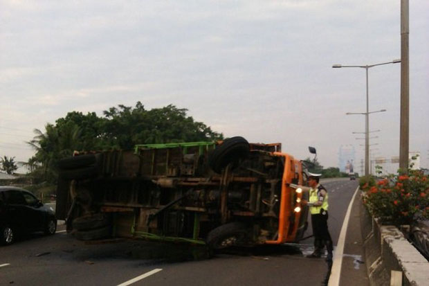 Truk Terguling di Tol...