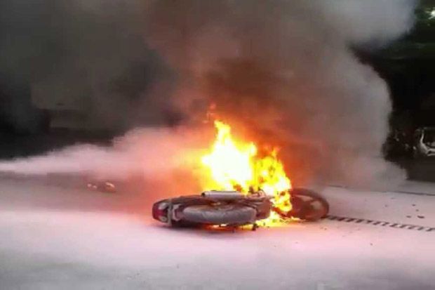 Motor Modifikasi Terbakar...
