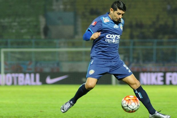 Arema dan Esteban Vizcarra...