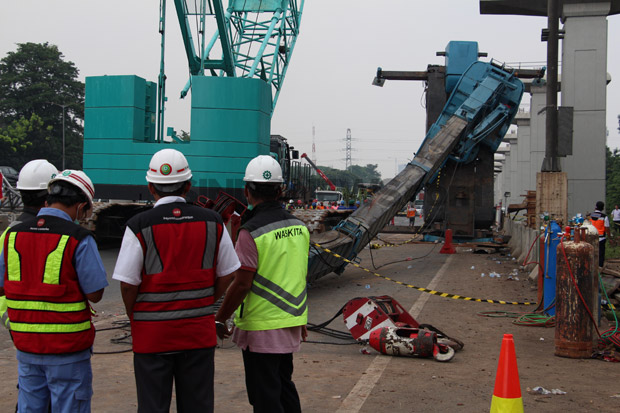 Evakuasi Crane VMS Jatuh,...