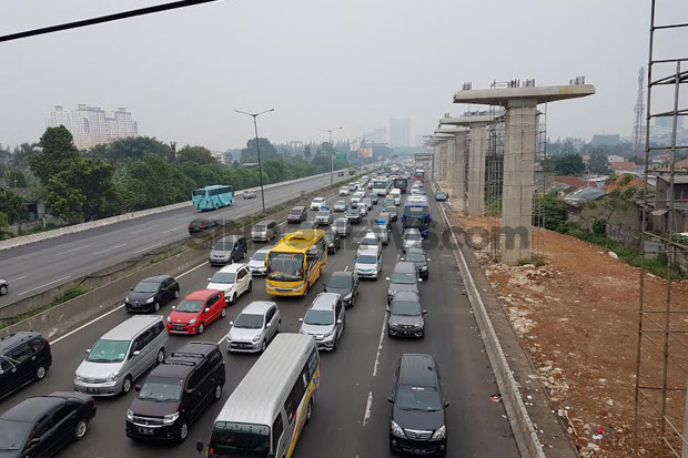 Crane Jatuh di Tol Japek,...