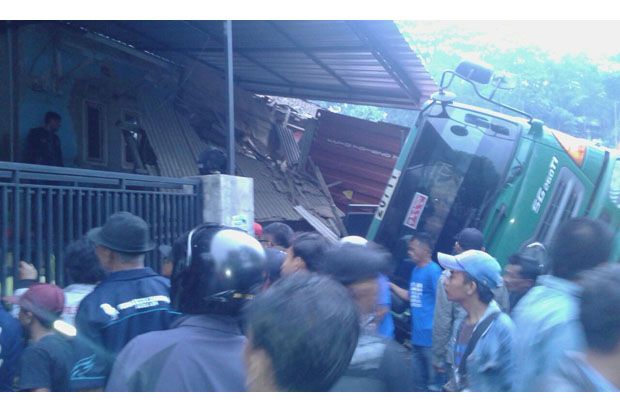 Truk Tabrak Motor dan...