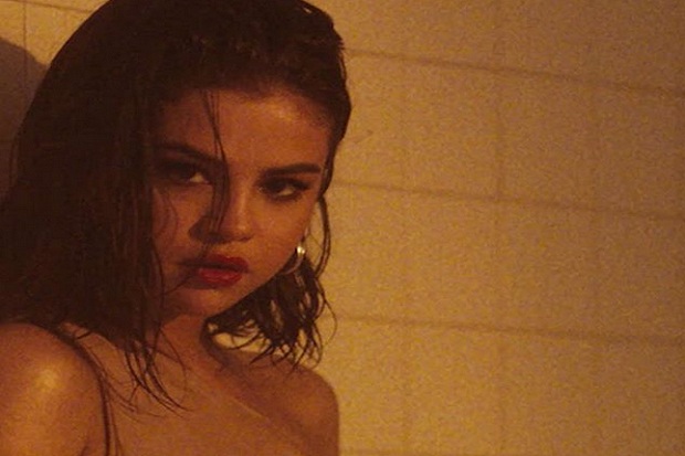Selena Gomez Kenalkan...