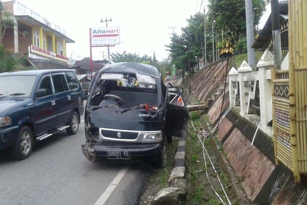 Tabrak Tiang Listrik,...