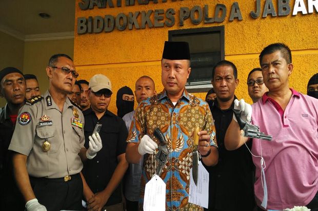 Baku Tembak dengan Polisi,...