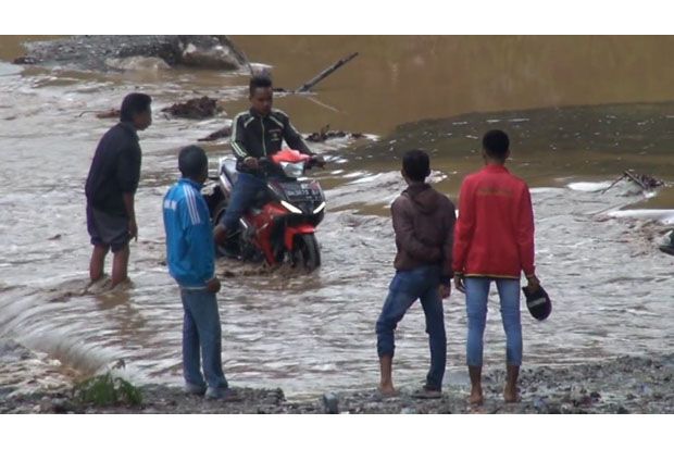 Hujan Deras Jalan Penghubung...