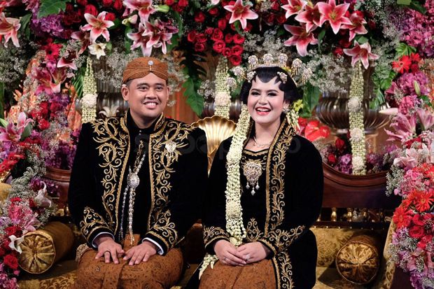 Pakaian Adat yang Dikenakan...