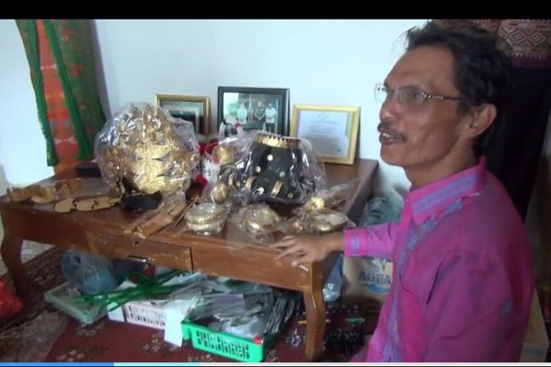 Mahkota Berlapis Emas...