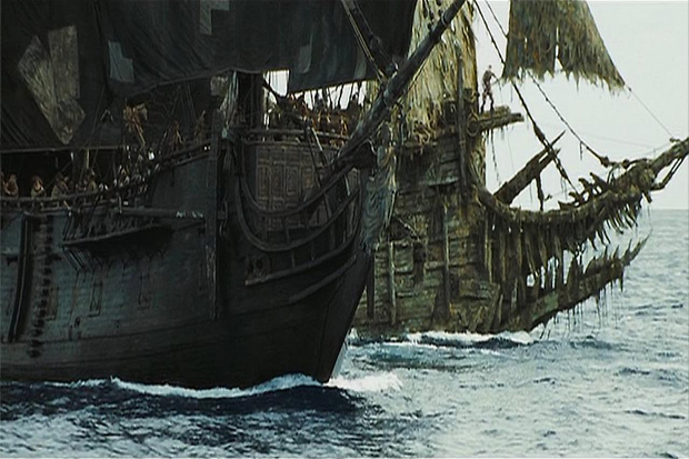 Kapal Misterius Muncul,...
