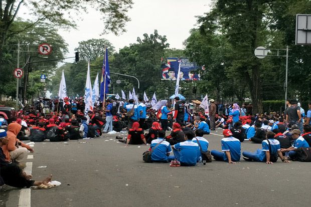 Tuntut Upah Layak, Ribuan...