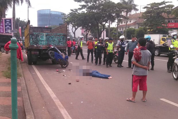 Truk Parkir Diseruduk,...