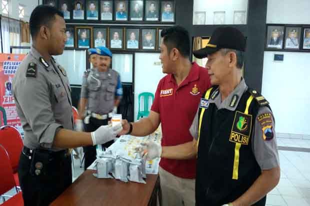 Ratusan Anggota Polres...