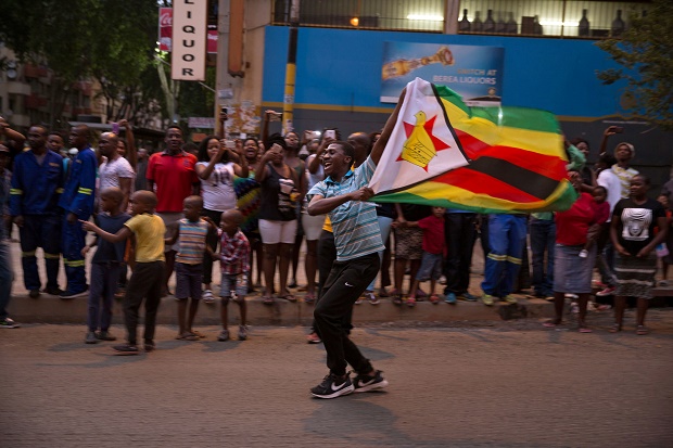 Mugabe Lengser, Rakyat...