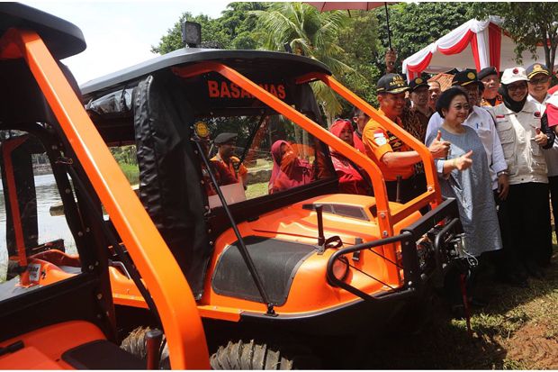 Megawati: Bantu Rakyat...
