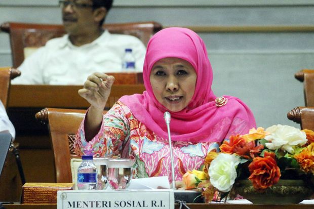 Mensos Serahkan Bantuan...