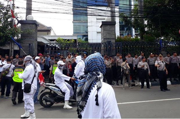 Membubarkan Diri, Massa...