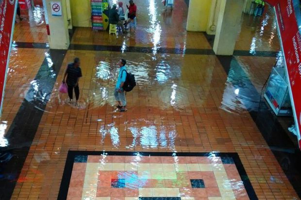Banjir Kepung Surabaya,...