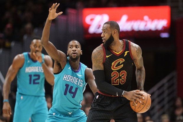 LeBron James Cetak Triple...