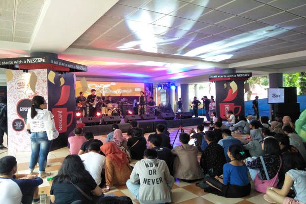 Diguyur Hujan, Jazz...