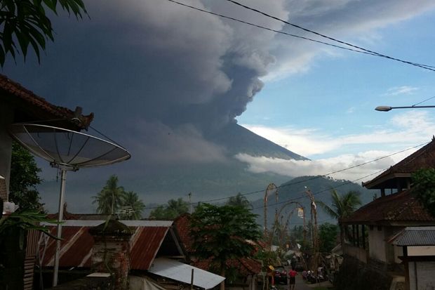 Letusan Efusif Gunung...