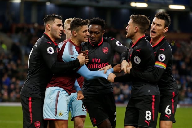 Gol Penalti Telat Sanchez...