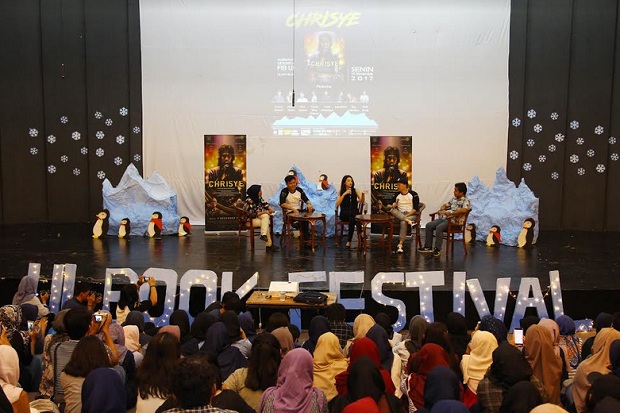 Roadshow Film Chrisye,...