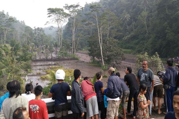 Gunung Agung Terus Meletus,...