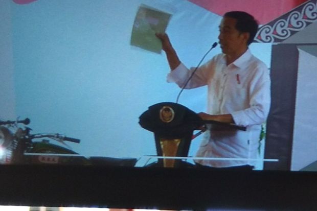 Presiden Jokowi Serahkan...