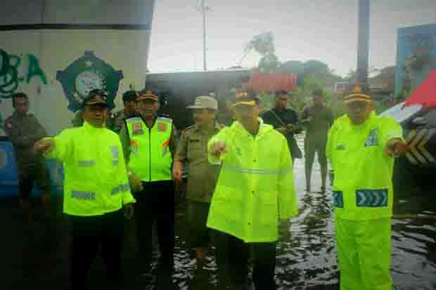 Genangan Makin Tinggi,...