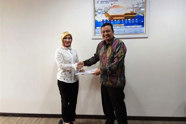 Menteri Rini Geser Posisi...