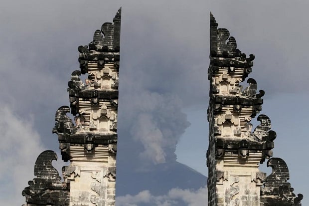 Gunung Agung Meletus...