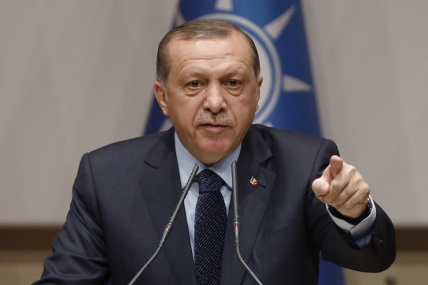 Dekati Turki, Pejabat...
