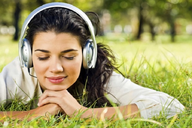 Dengar Musik Pakai Earphone...