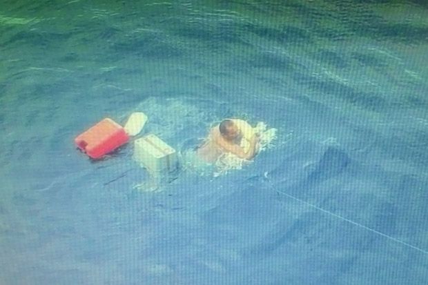 Terapung 12 Jam di Laut,...