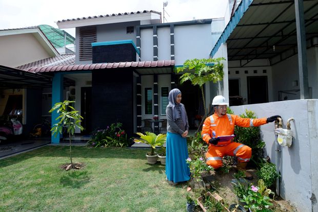 Menggunakan Gas Bumi...