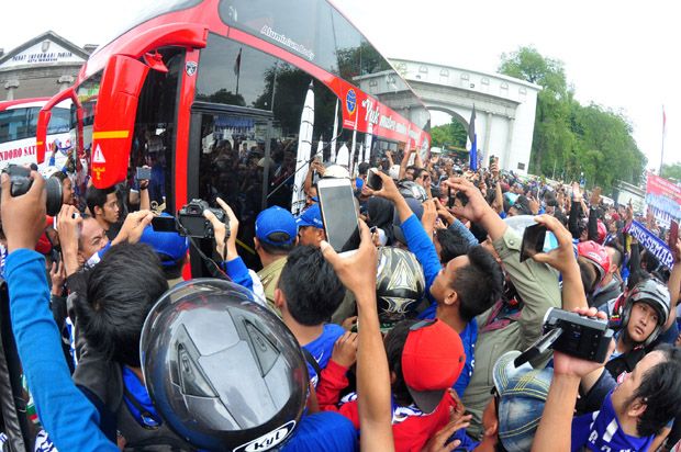 Ribuan Suporter Arak...