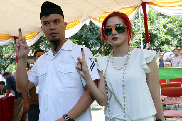 Jenguk Ahmad Dhani,...
